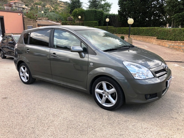 TOYOTA COROLLA VERSO 2.2 D-4D